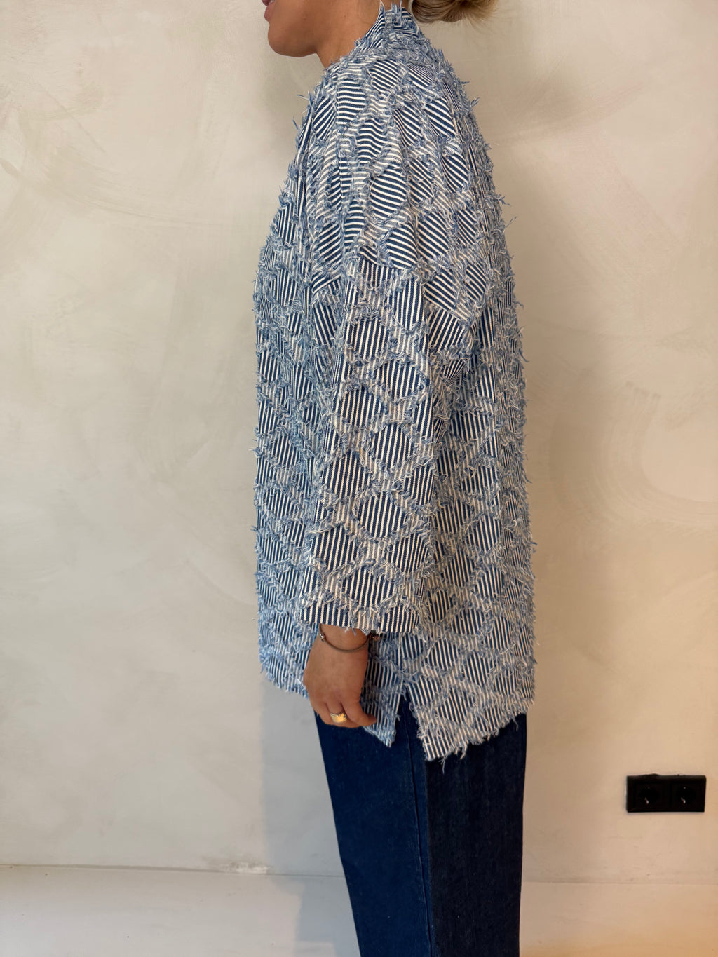 1️⃣ Kimmy light denim kimono met structuur dames
2️⃣ Sustainable denim kimono leftover fabric light blue
3️⃣ Light denim kimono onesize model draagt M
4️⃣ Kimmy light denim kimono gecombineerd met basic top