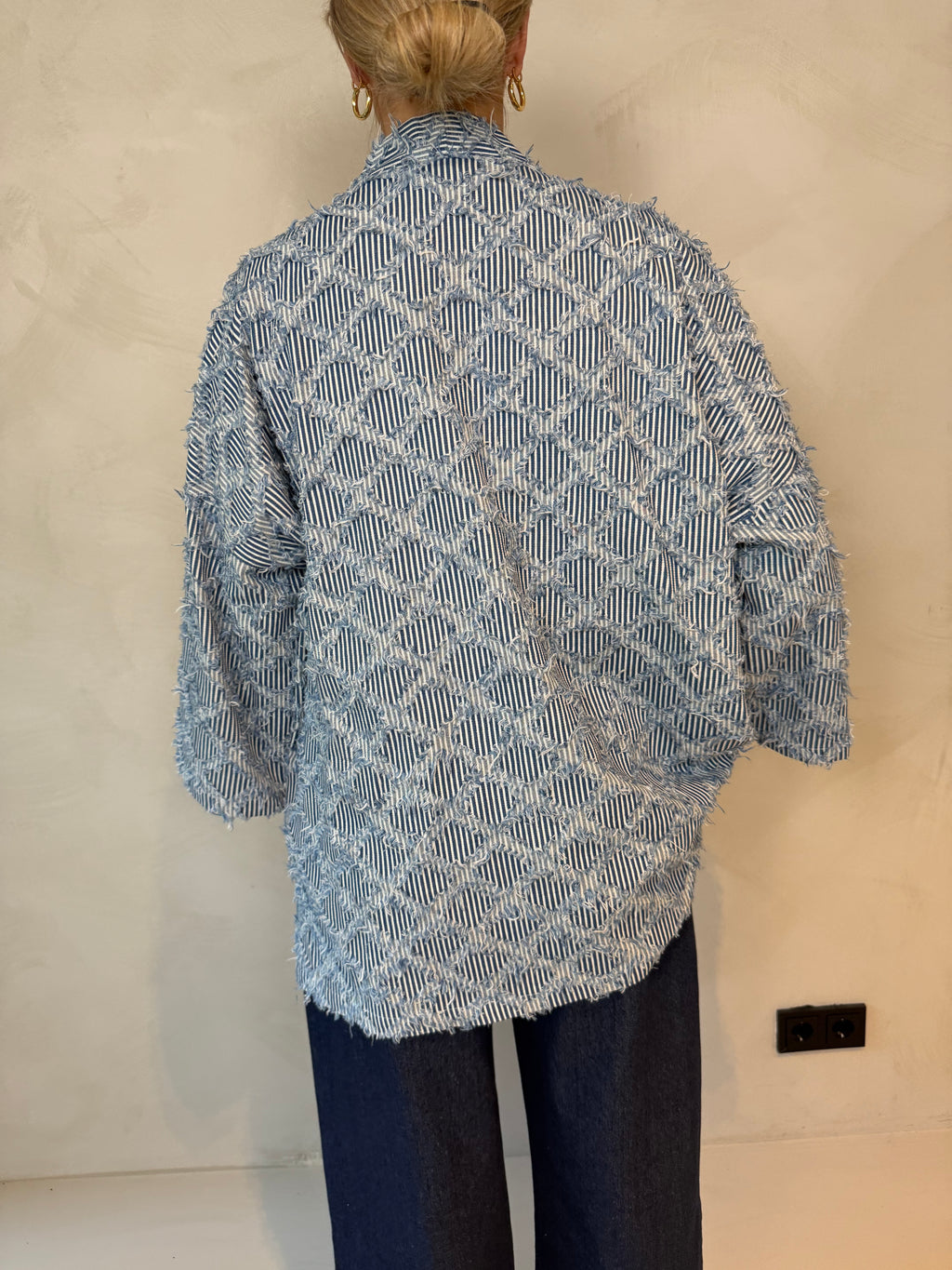 1️⃣ Kimmy light denim kimono met structuur dames
2️⃣ Sustainable denim kimono leftover fabric light blue
3️⃣ Light denim kimono onesize model draagt M
4️⃣ Kimmy light denim kimono gecombineerd met basic top