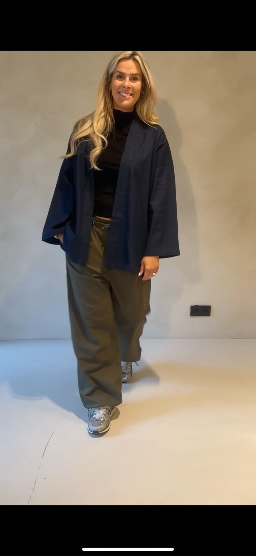 1️⃣ Kimmy denim kimono leftover fabric dames
2️⃣ Dark denim kimono sustainable jacket onesize
3️⃣ Duurzame denim kimono model draagt M
4️⃣ Kimmy denim kimono gecombineerd met basic top