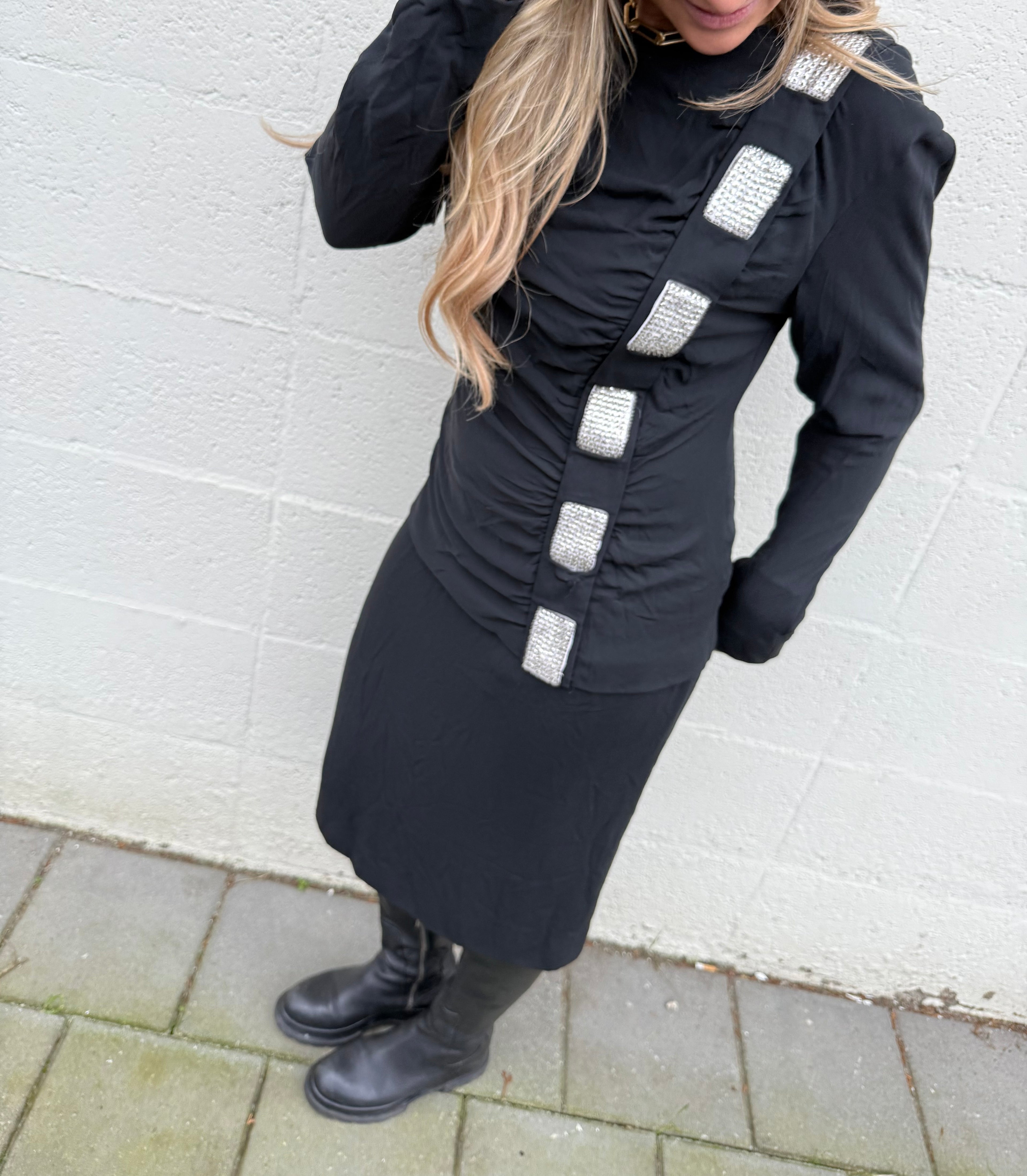 1️⃣ Vintage silk feestjurk met steentjes embleem dames
2️⃣ 100% zijde Italiaanse design feestjurk XS tot M
3️⃣ Luxe vintage jurk model draagt M
4️⃣ Elegante zijde jurk met steentjes details
