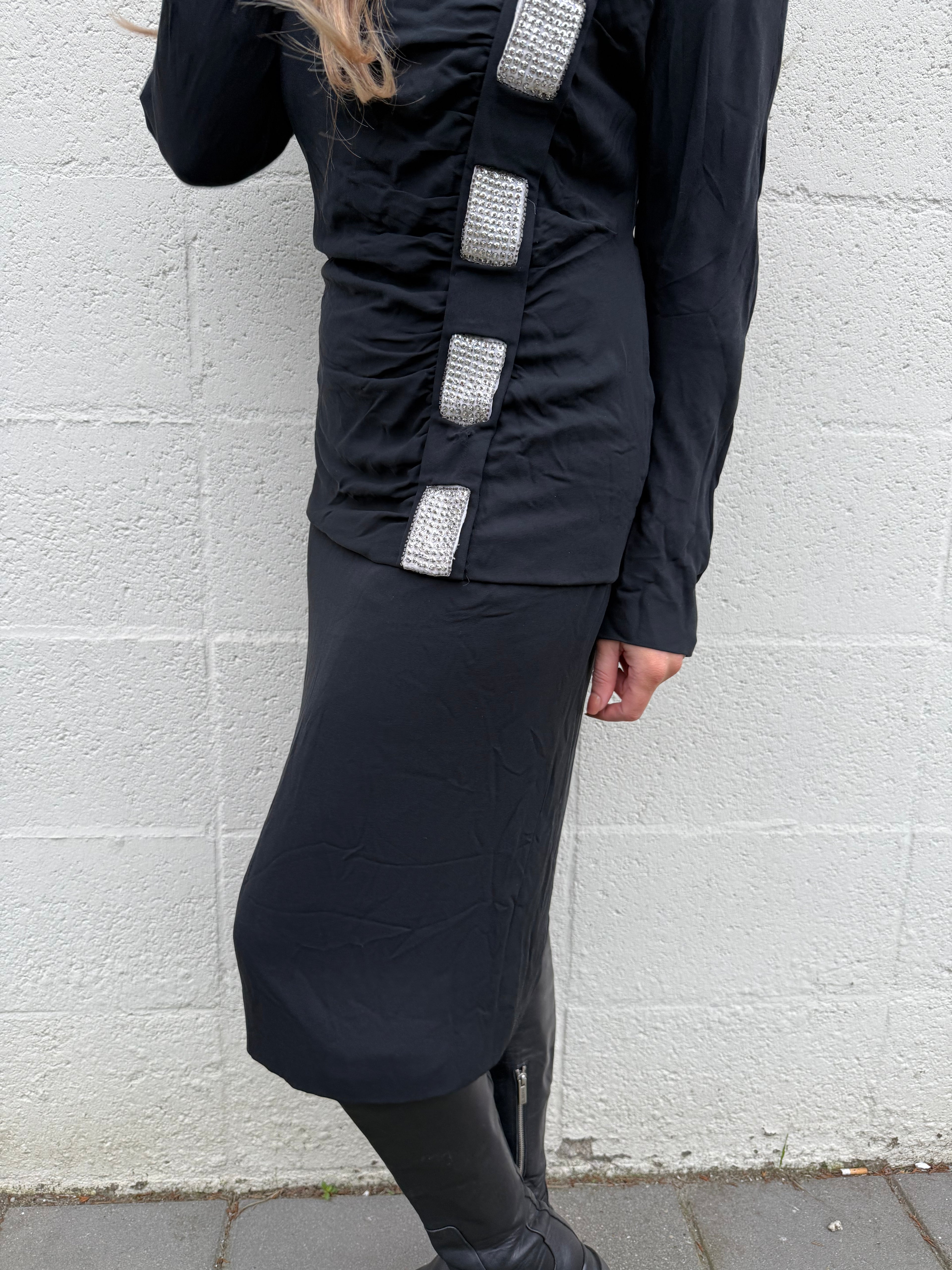 1️⃣ Vintage silk feestjurk met steentjes embleem dames
2️⃣ 100% zijde Italiaanse feestjurk XS tot M
3️⃣ Luxe vintage jurk model draagt M
4️⃣ Elegante zijde jurk met steentjes details
