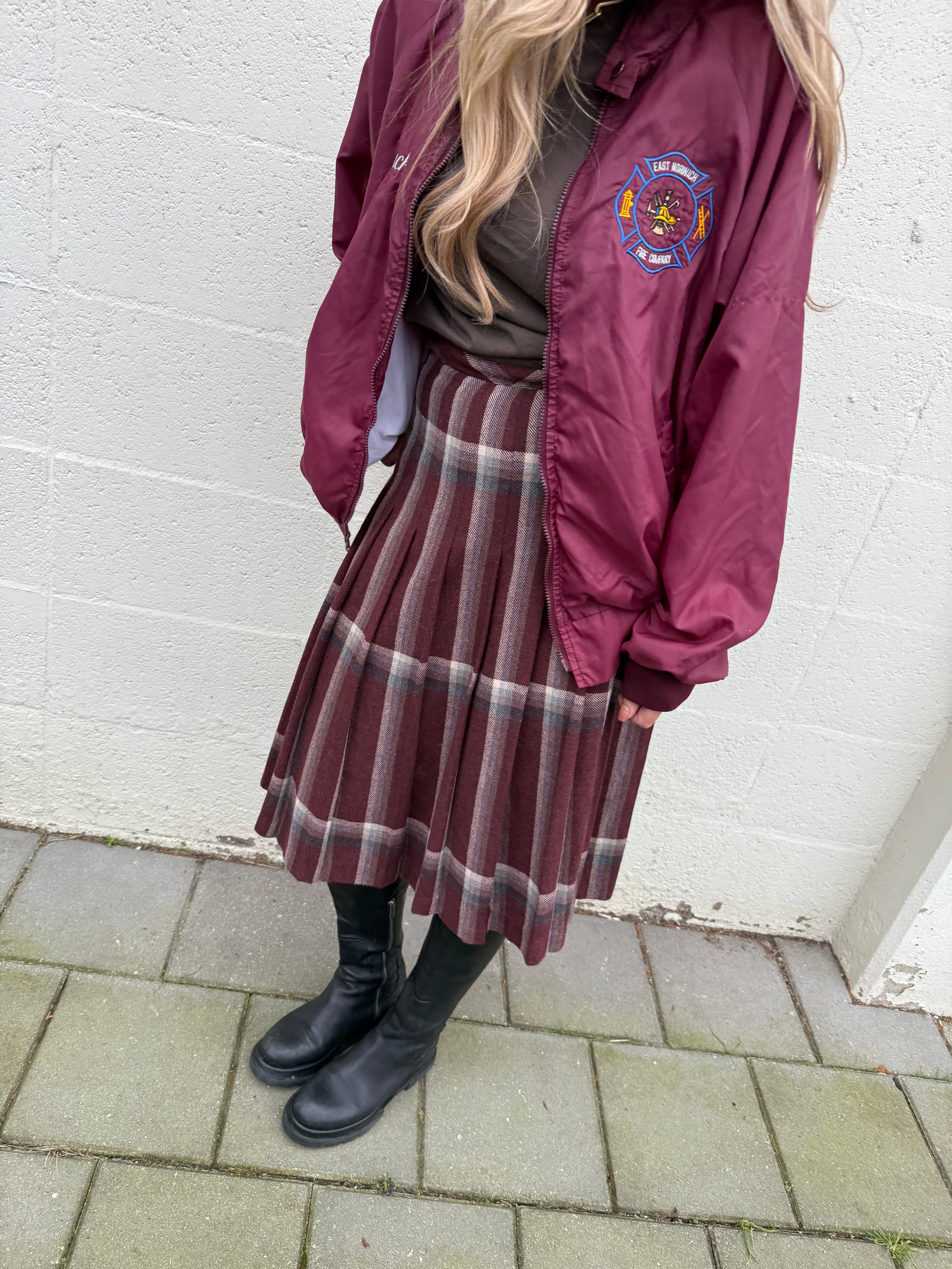 1️⃣ Vintage bordeaux wollen rok dames XS tot M
2️⃣ Checked rok bordeaux model draagt M
3️⃣ Wollen rok bordeaux gecombineerd met bomber
4️⃣ Bordeaux checked rok chic met blouse
