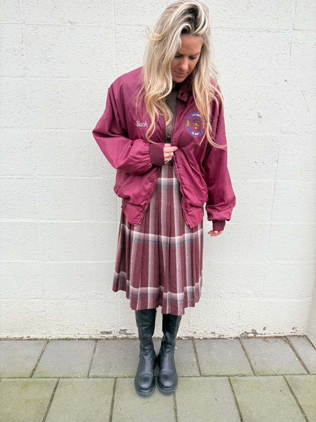 1️⃣ Vintage bordeaux wollen rok dames XS tot M
2️⃣ Checked rok bordeaux model draagt M
3️⃣ Wollen rok bordeaux gecombineerd met bomber
4️⃣ Bordeaux checked rok chic met blouse
