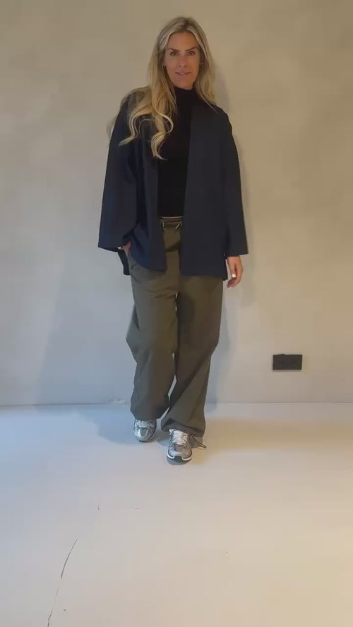 1️⃣ Kimmy denim kimono leftover fabric dames
2️⃣ Dark denim kimono sustainable jacket onesize
3️⃣ Duurzame denim kimono model draagt M
4️⃣ Kimmy denim kimono gecombineerd met basic top